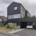 Modern And Comfortable In Attractive Neighborhood Apartment