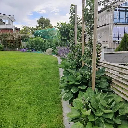 Modern And Comfortable In Attractive Neighborhood Apartman *