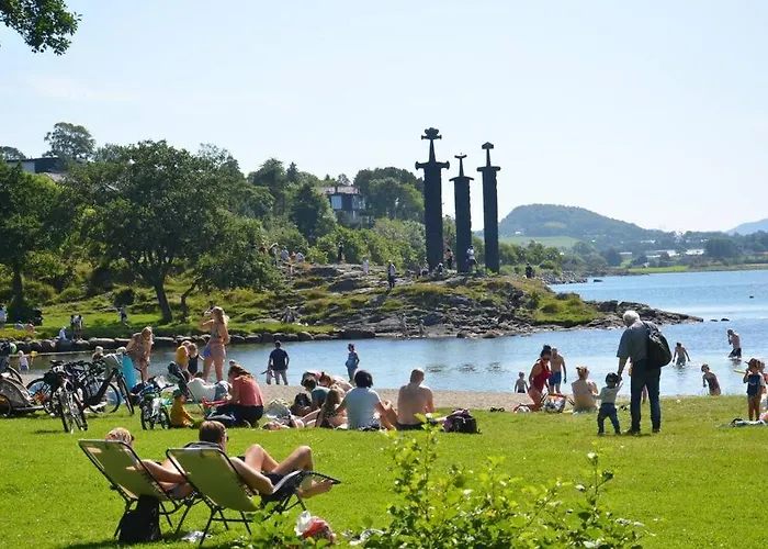 Modern And Comfortable In Attractive Neighborhood *